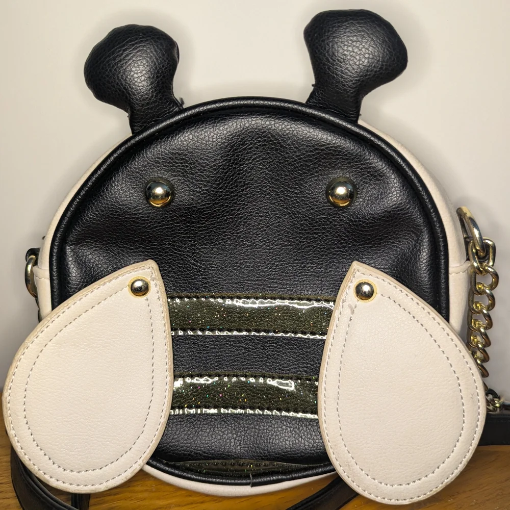 ‼️PRICE DROP‼️▪️Betsy Johnson ▪ "What's The Buzz" Bee Crossbody - Black & White - Picture 2 of 11
